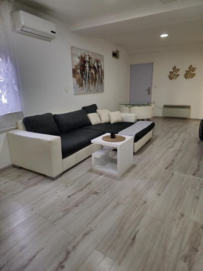 Apartment Aria Vinkovci Esterno foto